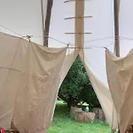 Campismo de Luxo Teepee Oppidum Praha-motofamily